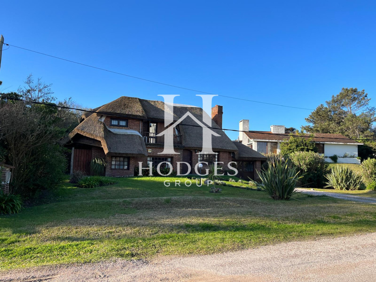 Casa ID.220 - Hermosa cabaña de 4 dormitorios en venta a metros de Playa Mansa, Punta del Este