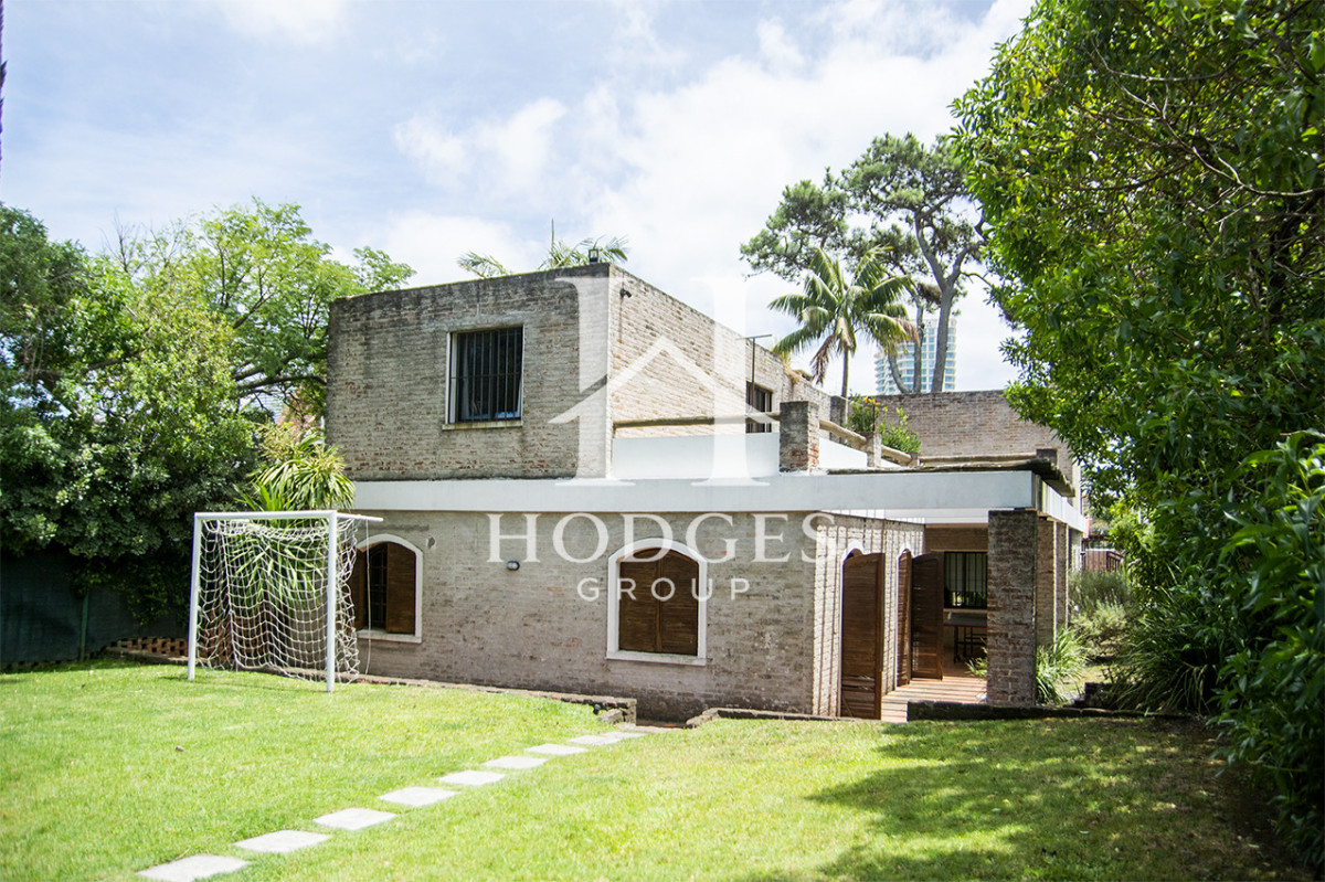 Casa ID.59 - Excelente chalet de 5 dormitorios en venta a pasos de Playa Mansa Punta del Este