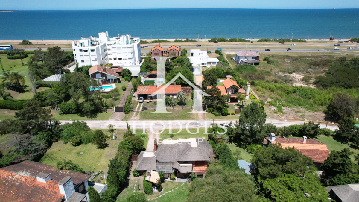 Casa ID.220 - Hermosa cabaña de 4 dormitorios en venta a metros de Playa Mansa, Punta del Este