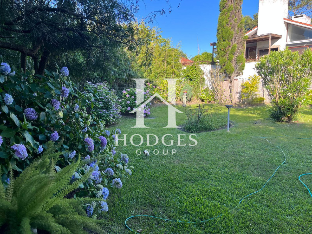 Casa ID.220 - Hermosa cabaña de 4 dormitorios en venta a metros de Playa Mansa, Punta del Este