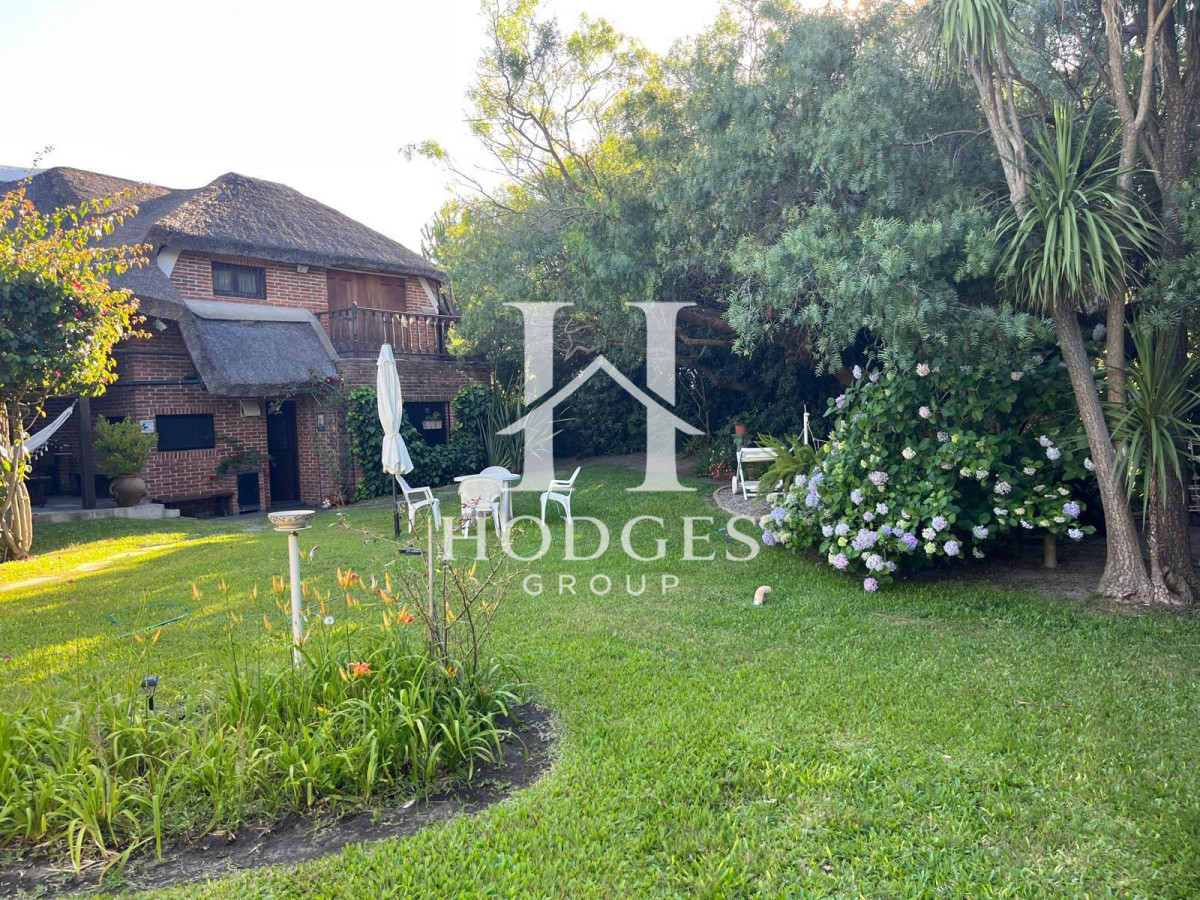 Casa ID.220 - Hermosa cabaña de 4 dormitorios en venta a metros de Playa Mansa, Punta del Este