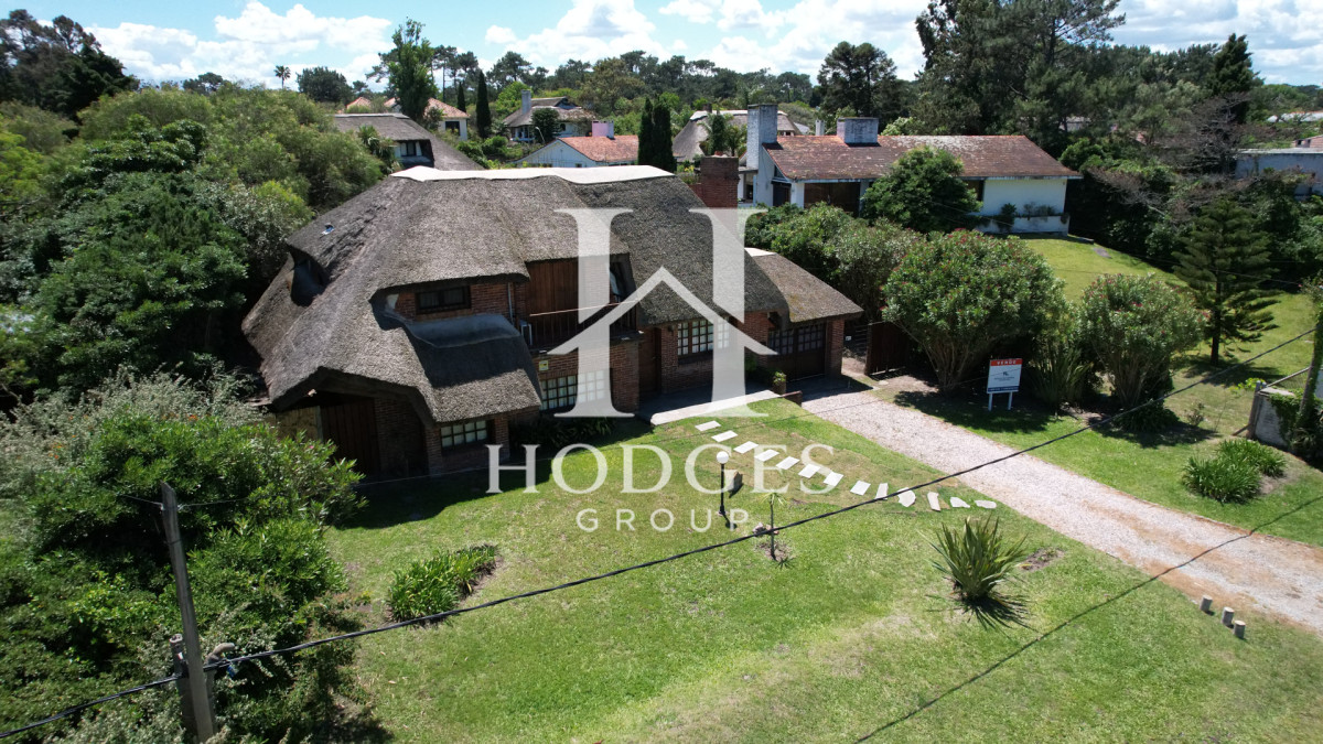 Casa ID.220 - Hermosa cabaña de 4 dormitorios en venta a metros de Playa Mansa, Punta del Este