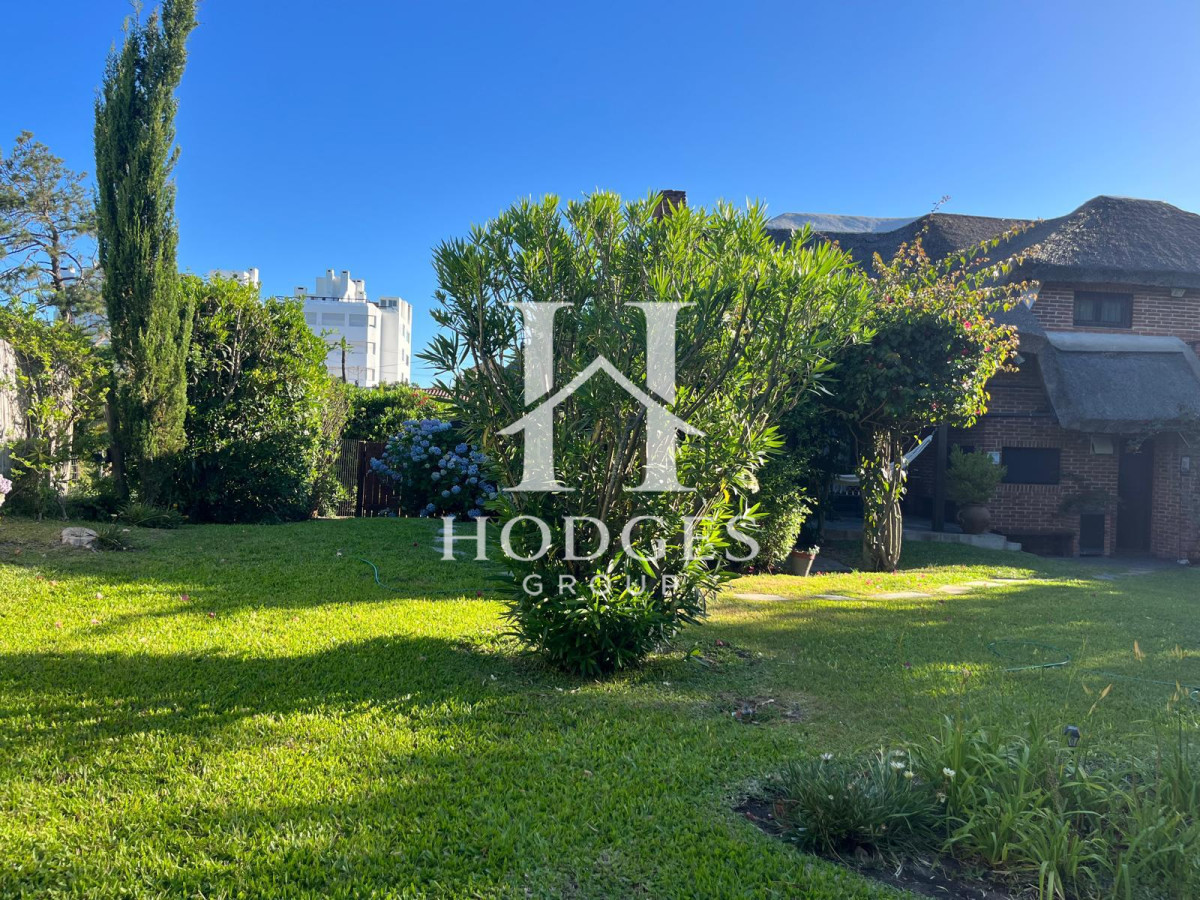 Casa ID.220 - Hermosa cabaña de 4 dormitorios en venta a metros de Playa Mansa, Punta del Este