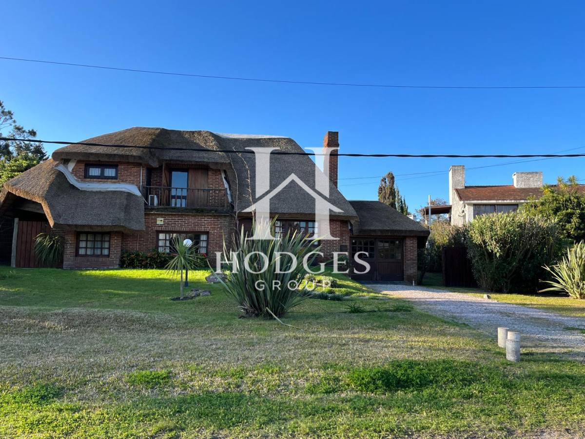 Casa ID.220 - Hermosa cabaña de 4 dormitorios en venta a metros de Playa Mansa, Punta del Este