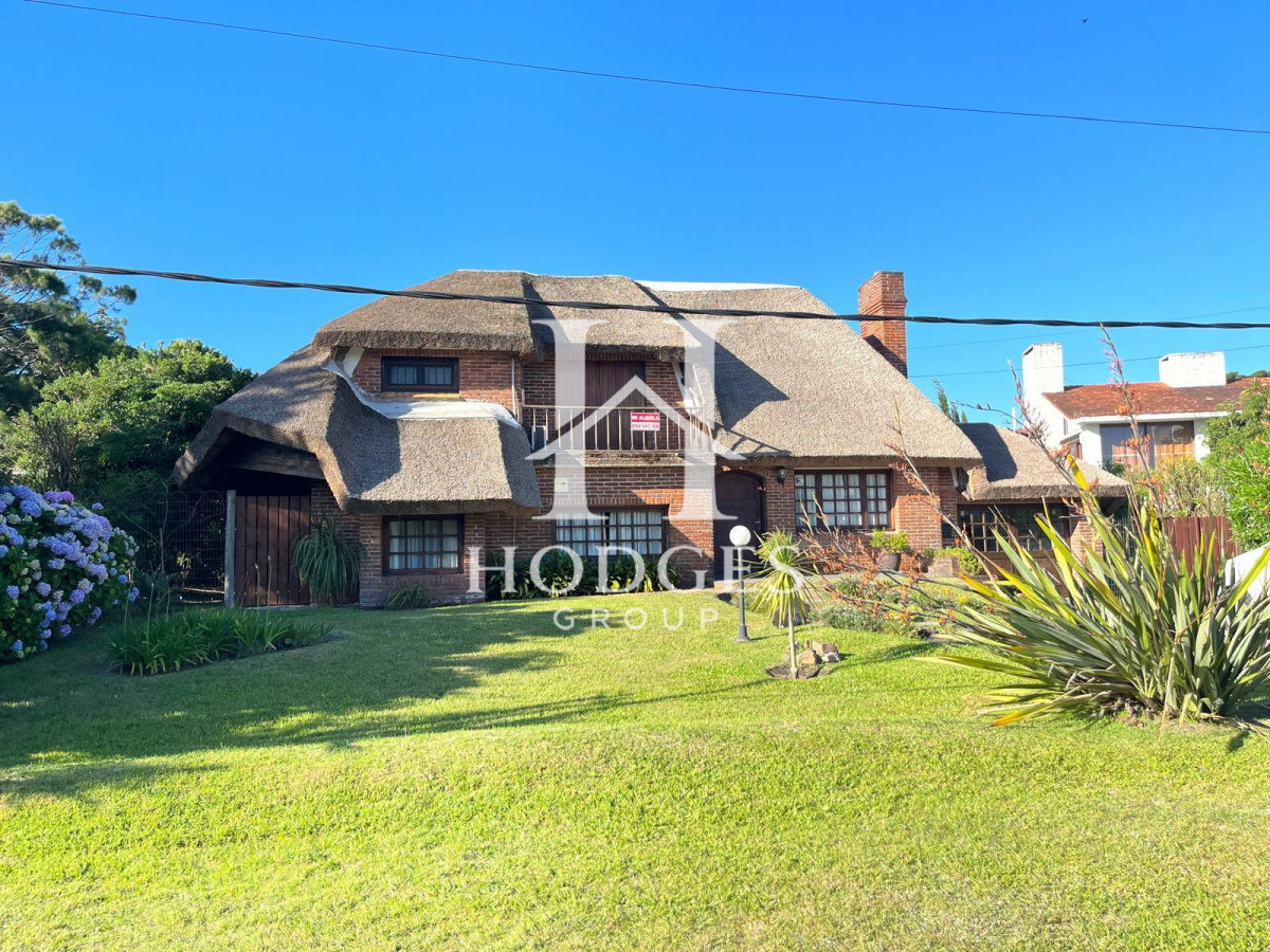 Casa ID.220 - Hermosa cabaña de 4 dormitorios en venta a metros de Playa Mansa, Punta del Este