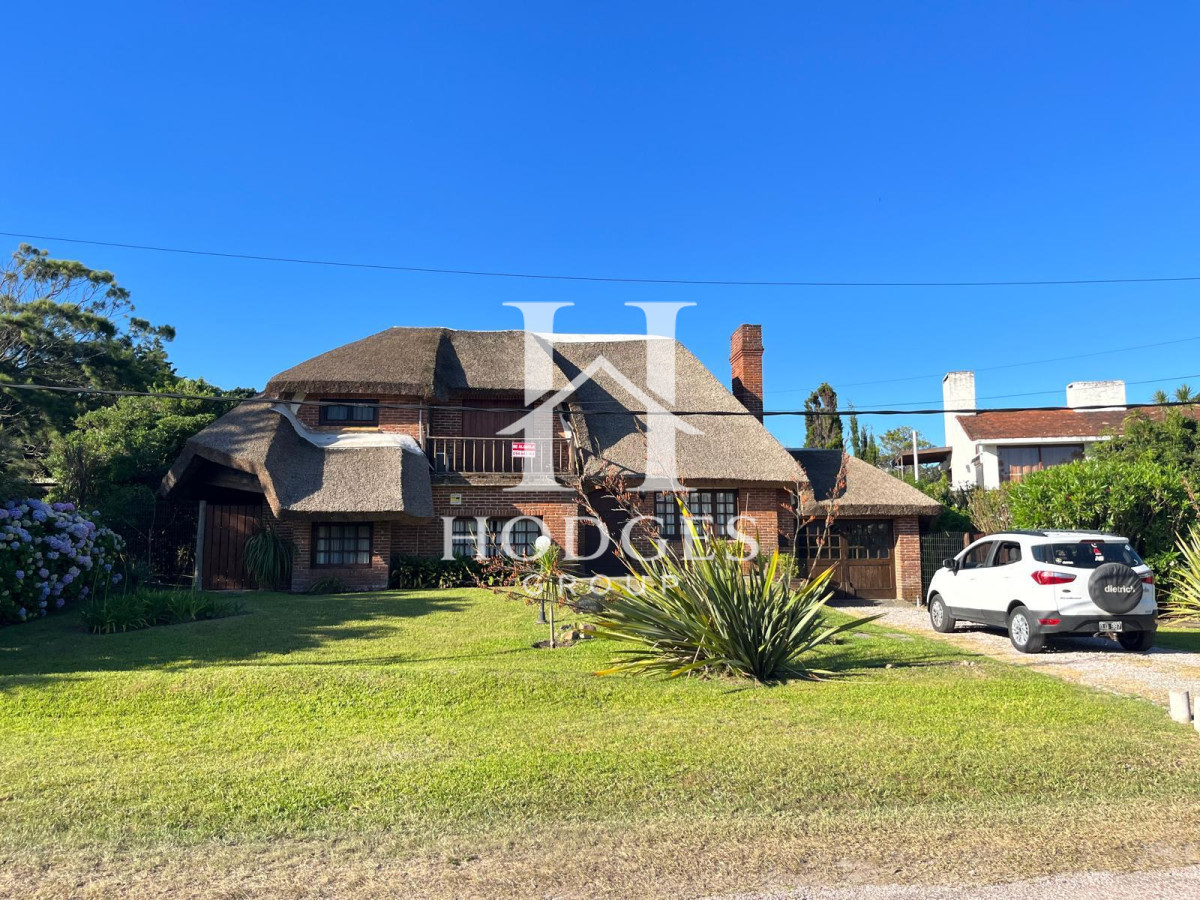 Casa ID.220 - Hermosa cabaña de 4 dormitorios en venta a metros de Playa Mansa, Punta del Este