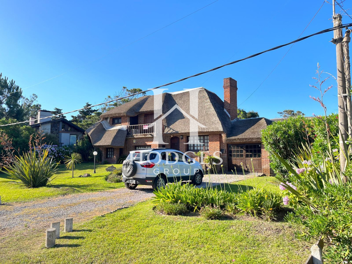 Casa ID.220 - Hermosa cabaña de 4 dormitorios en venta a metros de Playa Mansa, Punta del Este