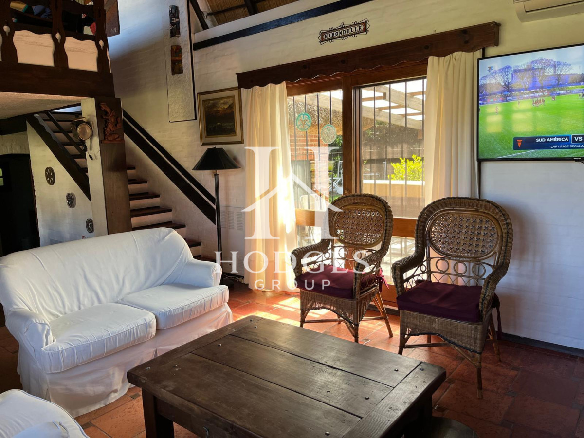 Casa ID.220 - Hermosa cabaña de 4 dormitorios en venta a metros de Playa Mansa, Punta del Este