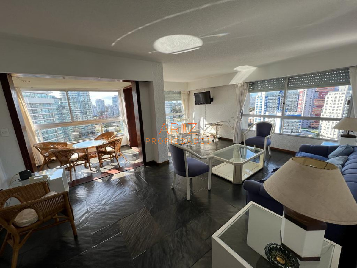 Apartamento ID.2330 - Apartamento en Venta de 3 dormitorios en parada 2 de playa brava, cerca de servicios en Punta del Este 