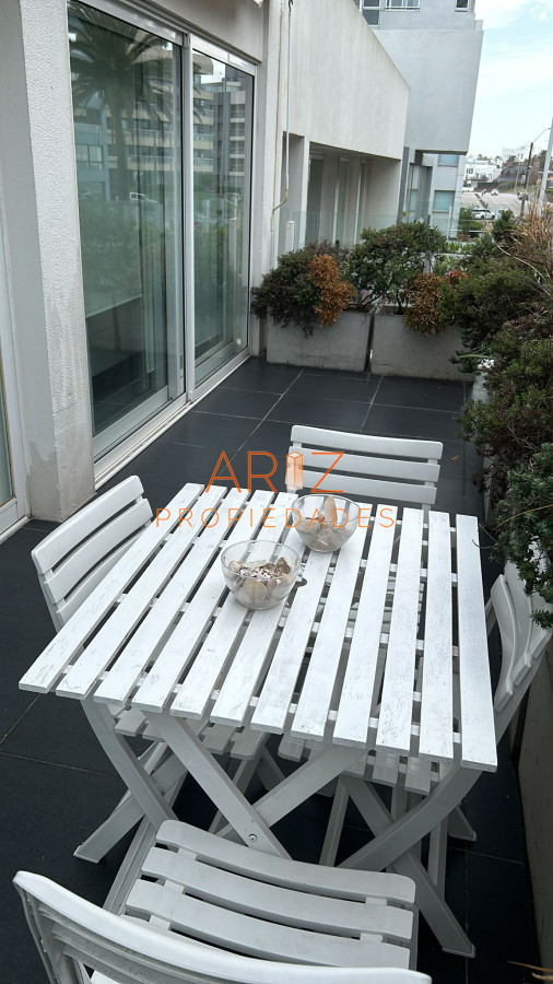 Apartamento ID.2301 - Venta Apartamento de 2 dormitorios en Península, Punta del Este