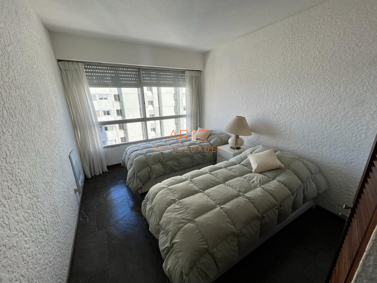 Apartamento ID.2330 - Apartamento en Venta de 3 dormitorios en parada 2 de playa brava, cerca de servicios en Punta del Este 
