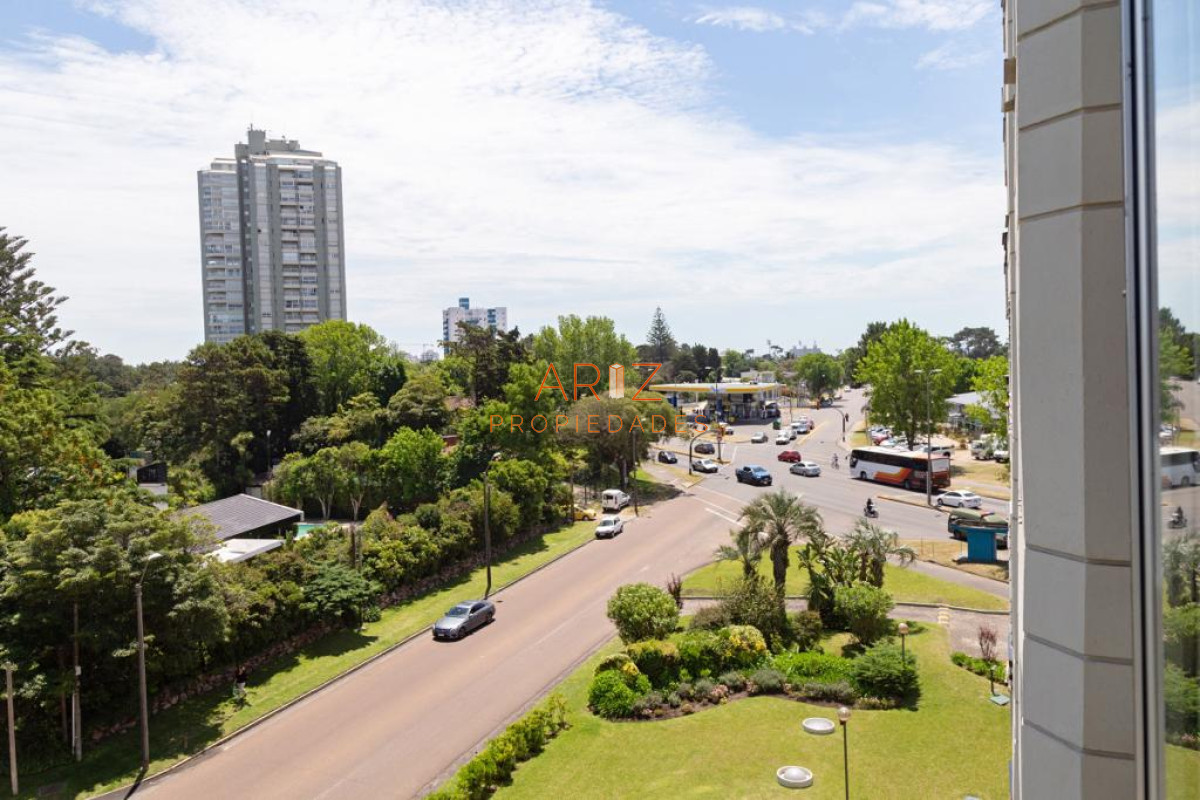 Apartamento ID.2293 - Apartamento en Venta de 3 dormitorios y servicio , Punta del este 