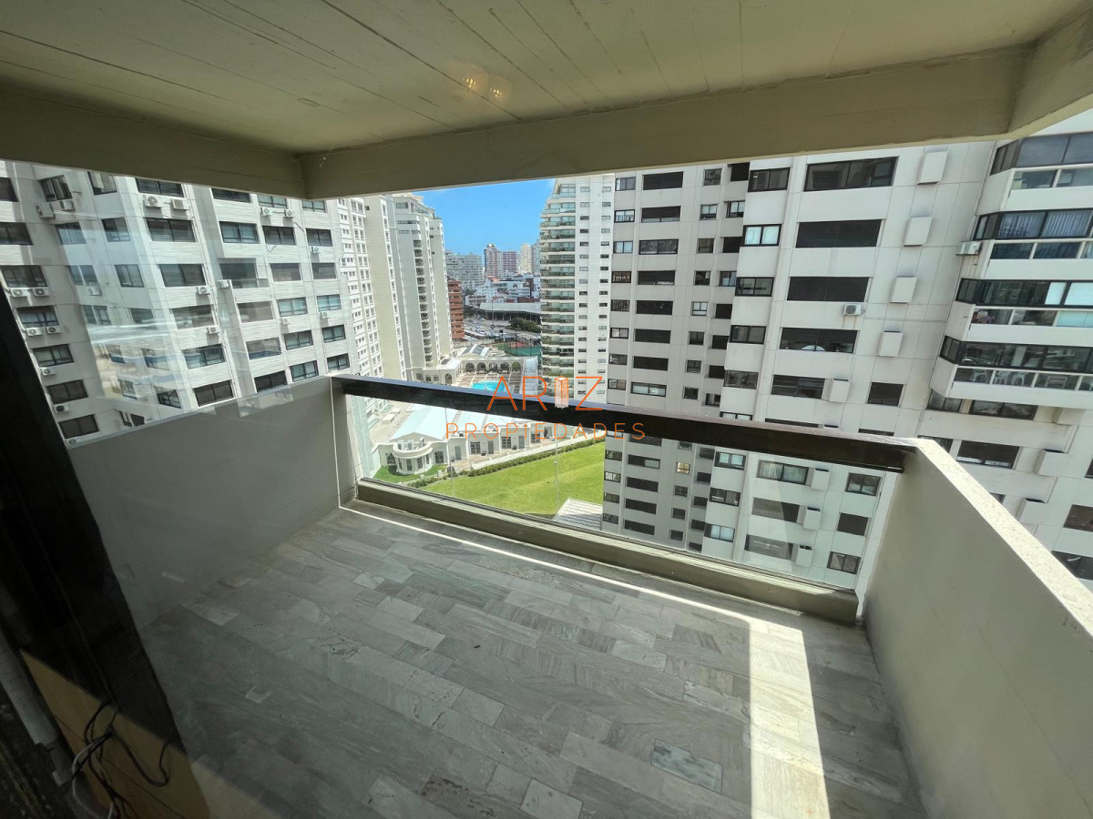 Apartamento ID.2291 - Apartamento en Venta, 3 dormitorios y servicio, en Playa Brava, Punta del Este