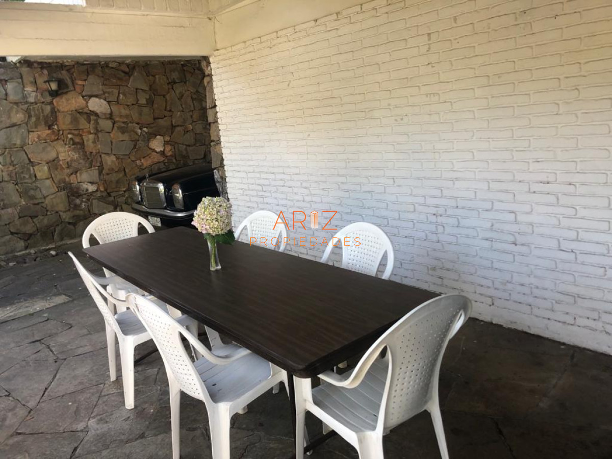 Casa ID.1925 - ALQUILER ANUAL CASA En zona residencial a metros de Playa Mansa 3 DORMITORIOS 2 BAÑOS + DEPENDENCIA DE SERVICIO COMPLETO