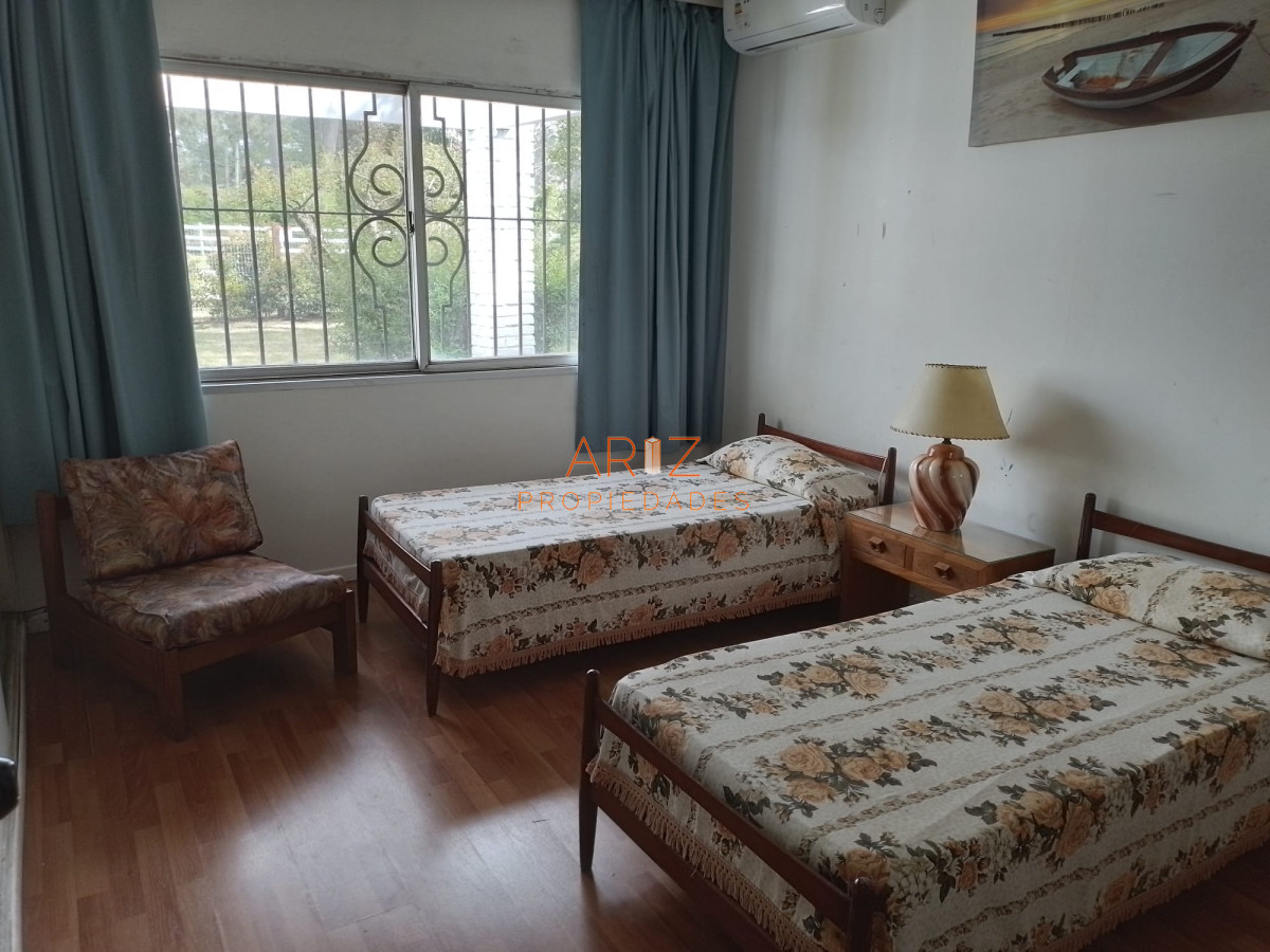 Casa ID.1925 - ALQUILER ANUAL CASA En zona residencial a metros de Playa Mansa 3 DORMITORIOS 2 BAÑOS + DEPENDENCIA DE SERVICIO COMPLETO