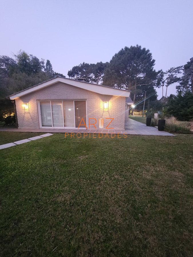 Casa ID.2060 - Casa en Alquiler verano temporada de 4 dormitorios en Playa Mansa , Punta del este , Maldonado 