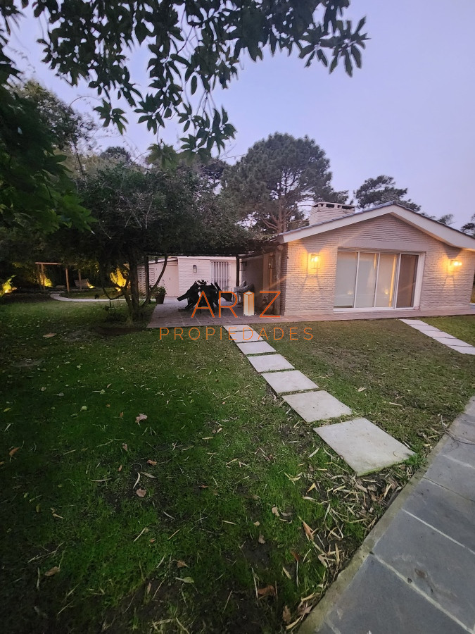 Casa ID.2060 - Casa en Alquiler verano temporada de 4 dormitorios en Playa Mansa , Punta del este , Maldonado 