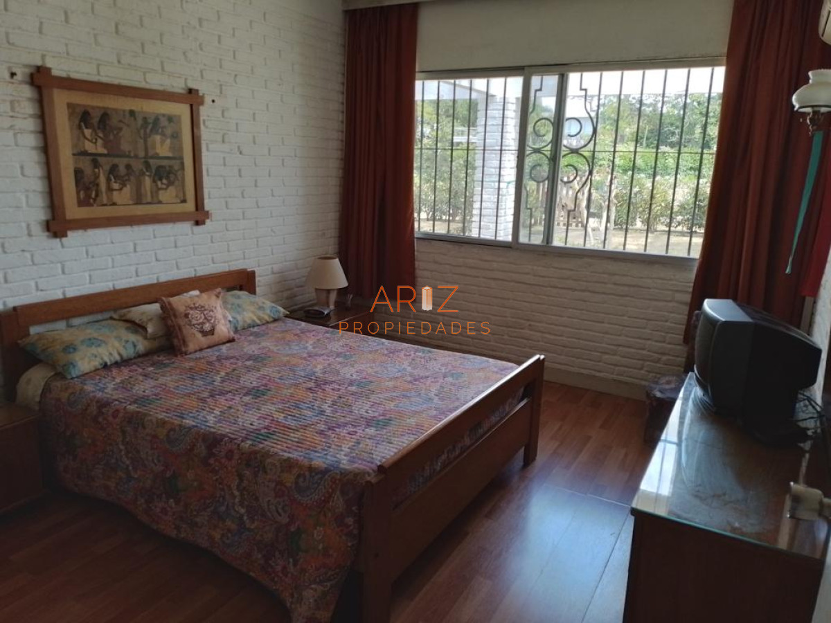 Casa ID.1925 - ALQUILER ANUAL CASA En zona residencial a metros de Playa Mansa 3 DORMITORIOS 2 BAÑOS + DEPENDENCIA DE SERVICIO COMPLETO