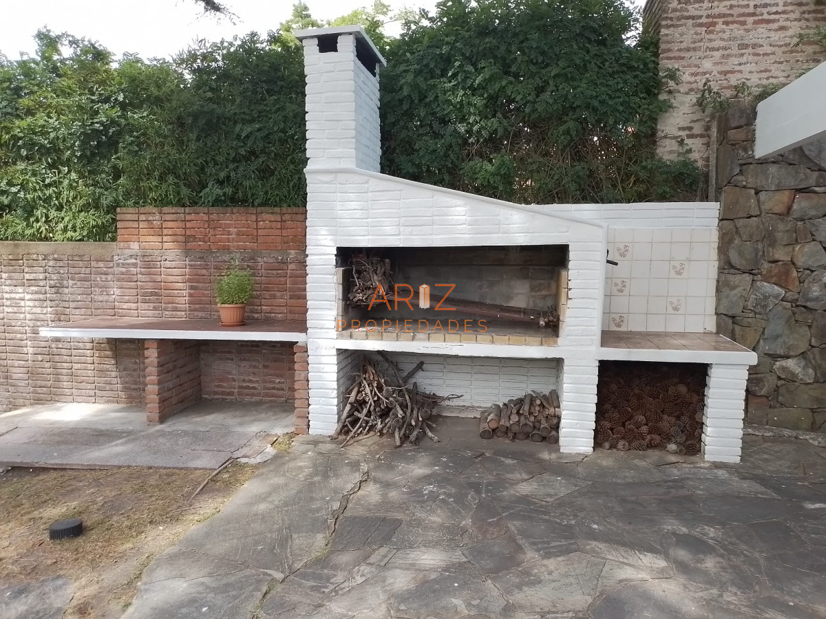 Casa ID.1925 - ALQUILER ANUAL CASA En zona residencial a metros de Playa Mansa 3 DORMITORIOS 2 BAÑOS + DEPENDENCIA DE SERVICIO COMPLETO