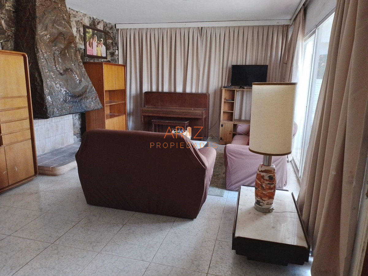 Casa ID.1925 - ALQUILER ANUAL CASA En zona residencial a metros de Playa Mansa 3 DORMITORIOS 2 BAÑOS + DEPENDENCIA DE SERVICIO COMPLETO