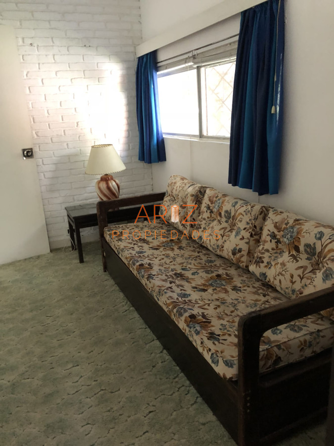Casa ID.1925 - ALQUILER ANUAL CASA En zona residencial a metros de Playa Mansa 3 DORMITORIOS 2 BAÑOS + DEPENDENCIA DE SERVICIO COMPLETO
