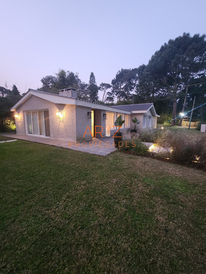 Casa ID.2060 - Casa en Alquiler verano temporada de 4 dormitorios en Playa Mansa , Punta del este , Maldonado 