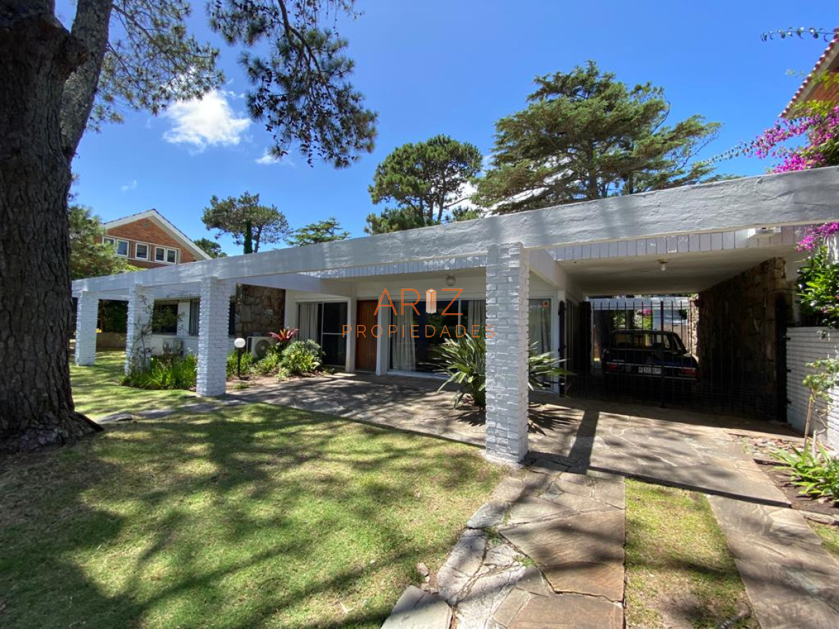 Casa ID.1925 - ALQUILER ANUAL CASA En zona residencial a metros de Playa Mansa 3 DORMITORIOS 2 BAÑOS + DEPENDENCIA DE SERVICIO COMPLETO