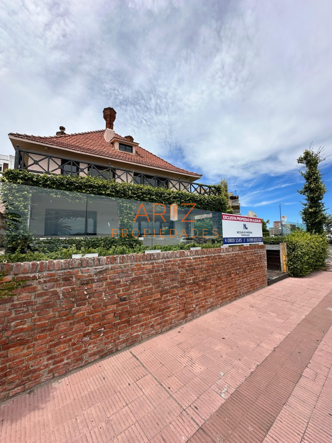 Casa ID.1919 - Casa de gran tamaño ubicada a pasos del Mar ALQUILER!!!