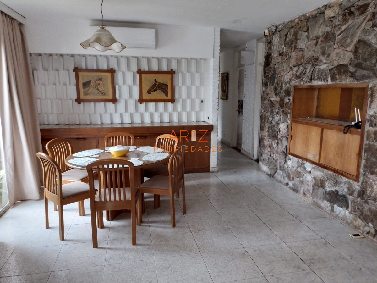 Casa ID.1925 - ALQUILER ANUAL CASA En zona residencial a metros de Playa Mansa 3 DORMITORIOS 2 BAÑOS + DEPENDENCIA DE SERVICIO COMPLETO