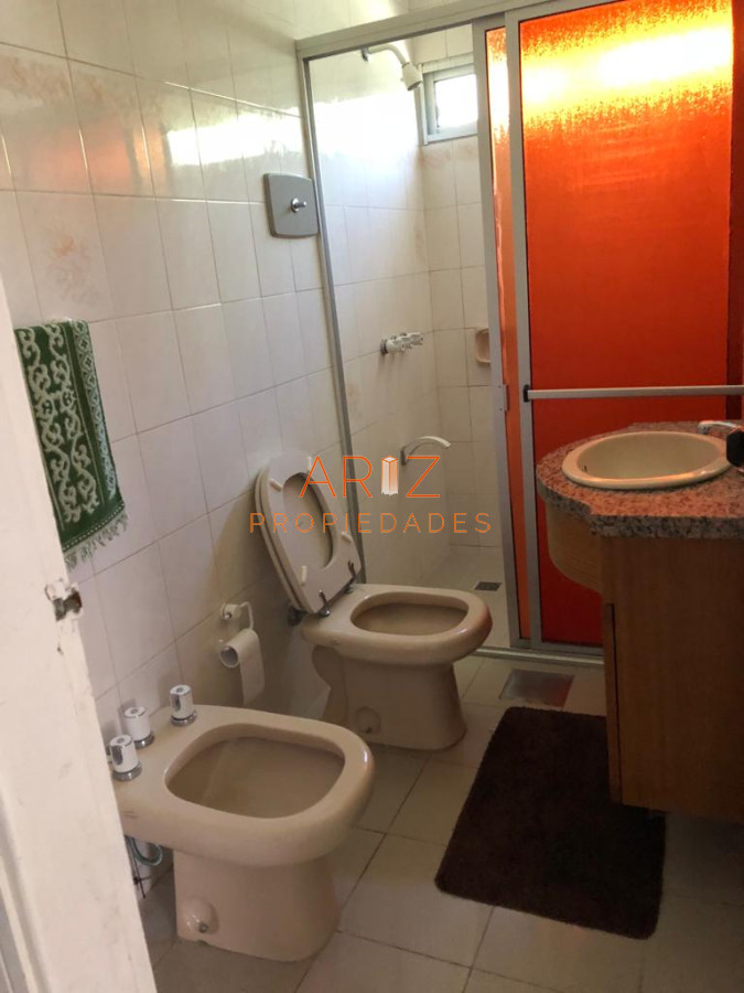 Casa ID.1925 - ALQUILER ANUAL CASA En zona residencial a metros de Playa Mansa 3 DORMITORIOS 2 BAÑOS + DEPENDENCIA DE SERVICIO COMPLETO