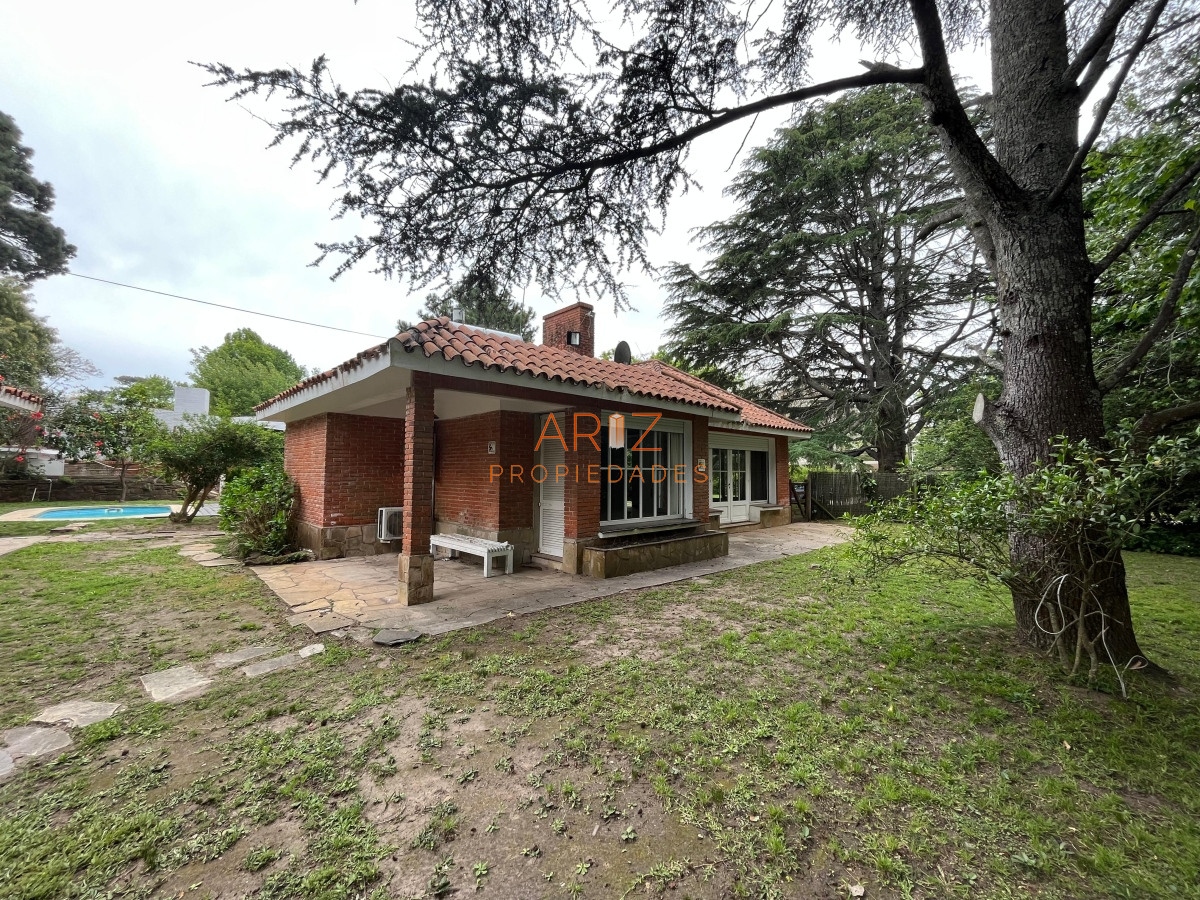 Casa ID.1628 - ALQUILER ANUAL Y VENTA Chalet de 3 dormitorios mas dependencia en zona residencial