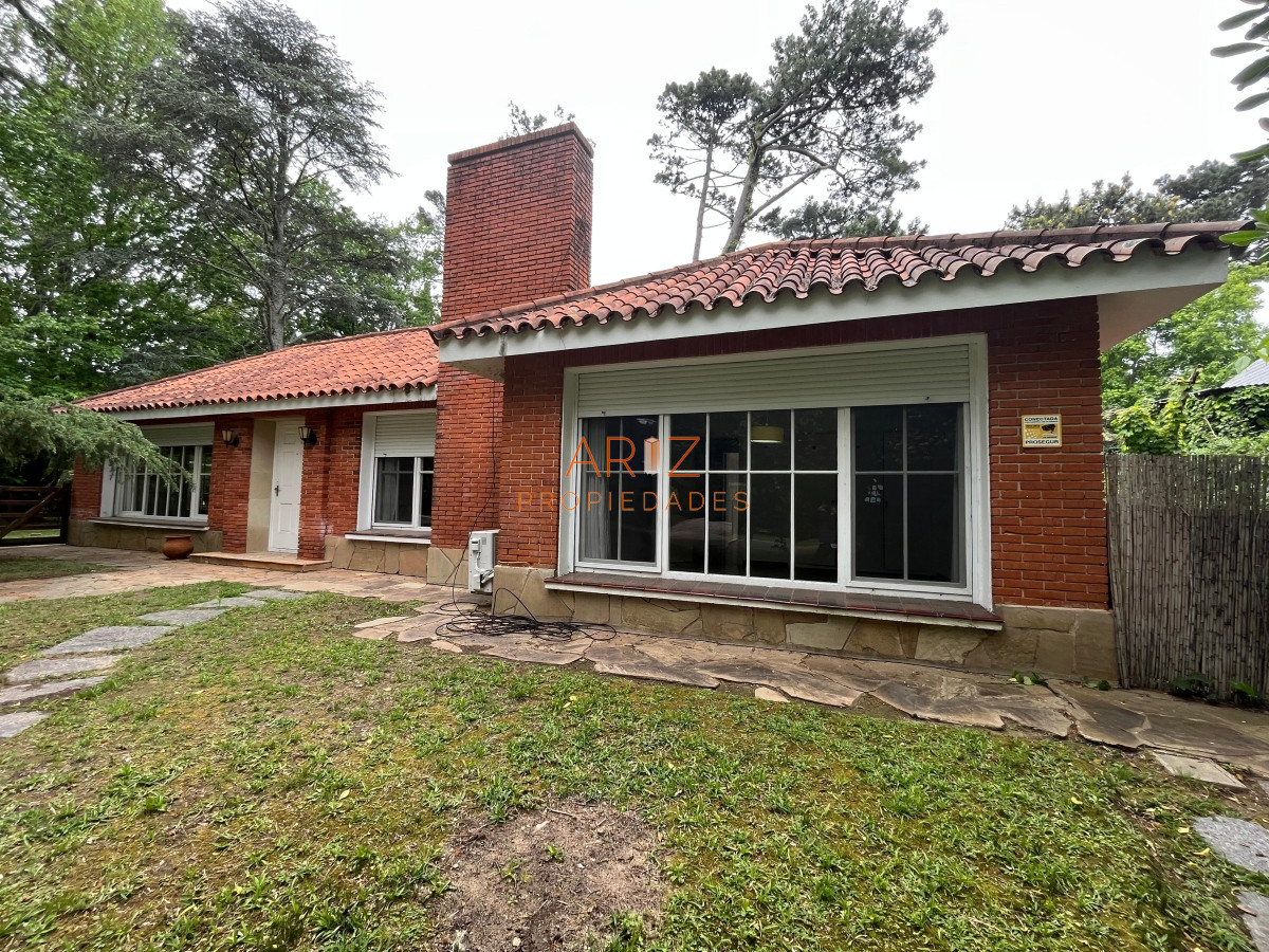 Casa ID.1628 - ALQUILER ANUAL Y VENTA Chalet de 3 dormitorios mas dependencia en zona residencial