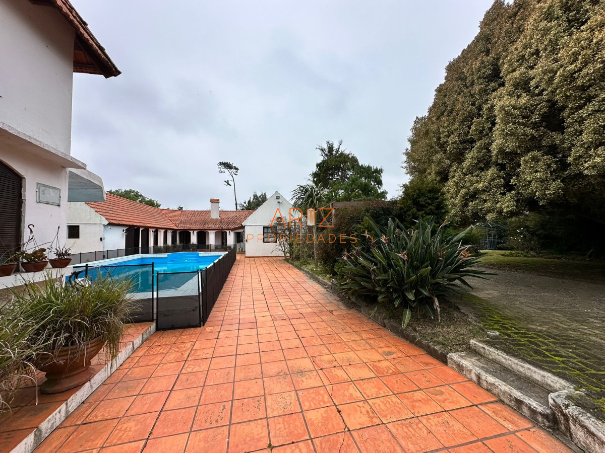 Casa ID.2022 - Vende casa de 4 dormitorios con piscina y gran parque en Golf, Punta del Este