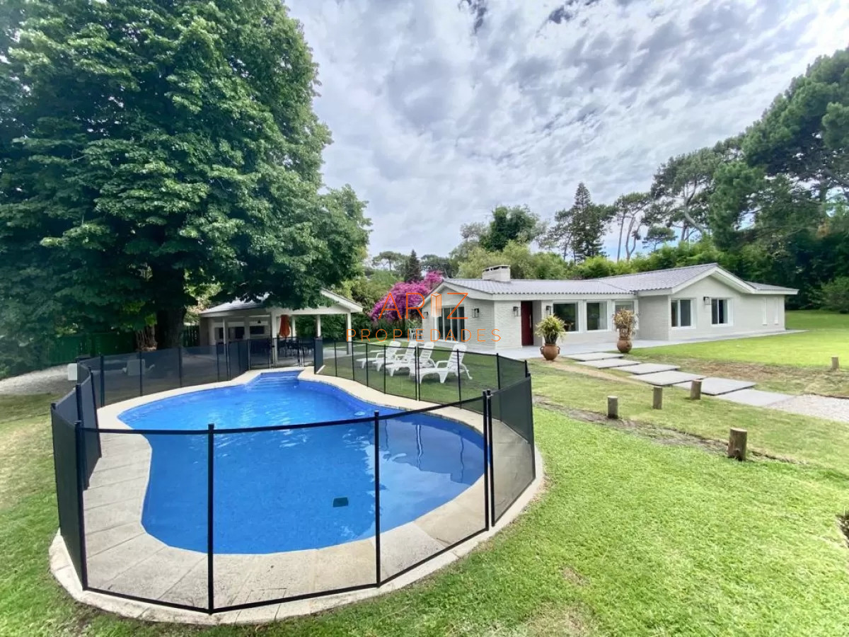 Casa ID.2060 - Casa en Alquiler verano temporada de 4 dormitorios en Playa Mansa , Punta del este , Maldonado 