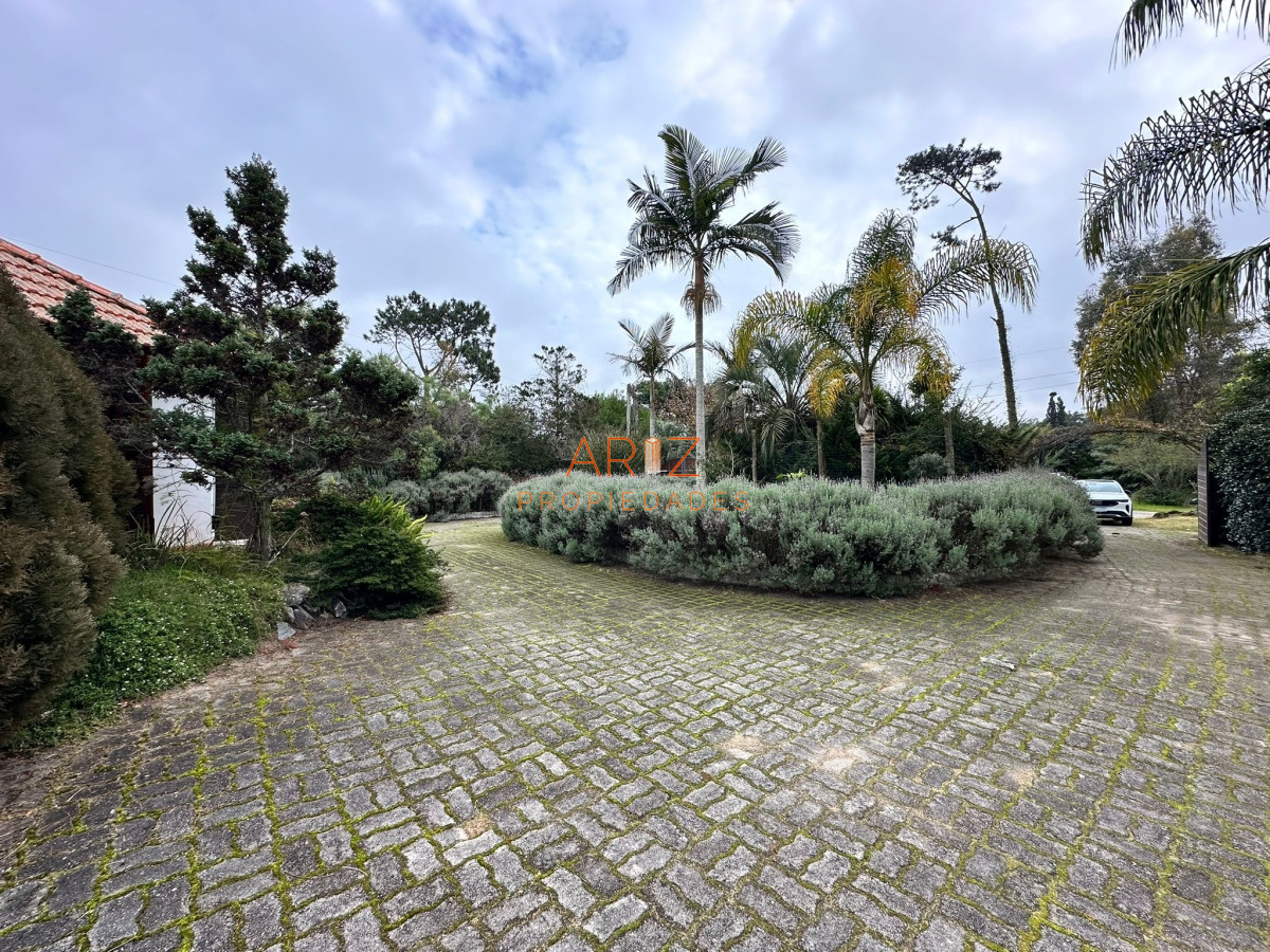 Casa ID.2022 - Vende casa de 4 dormitorios con piscina y gran parque en Golf, Punta del Este