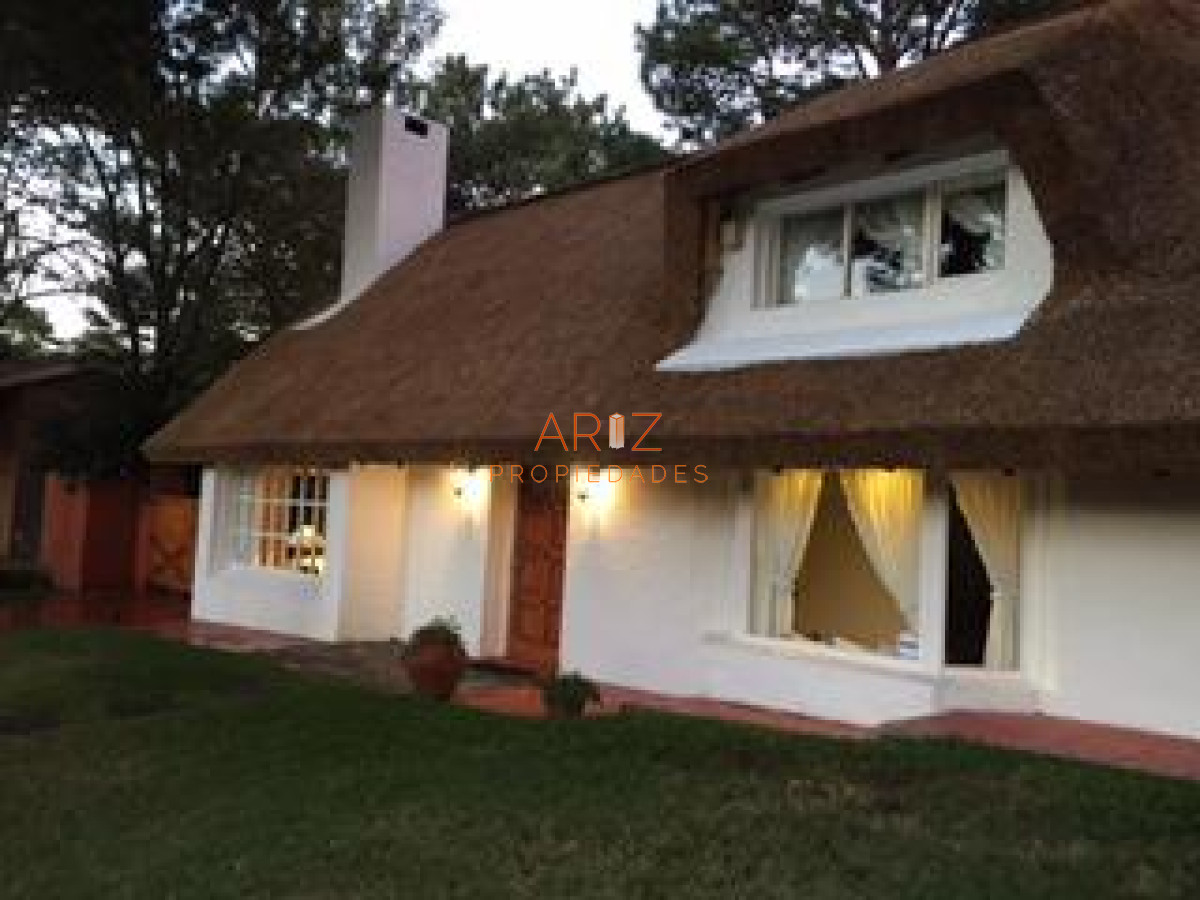 Casa ID.1940 - Excelente propiedad en venta en zona tranquila. 3 dormitorios.