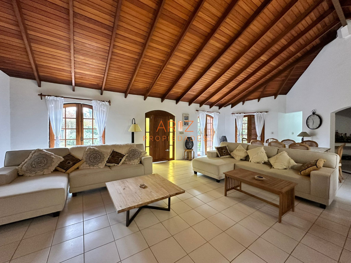 Casa ID.2022 - Vende casa de 4 dormitorios con piscina y gran parque en Golf, Punta del Este