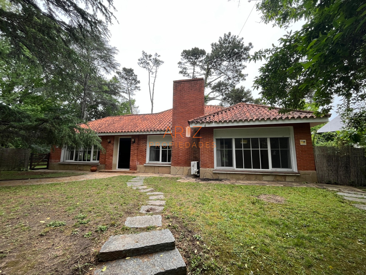 Casa ID.1628 - ALQUILER ANUAL Y VENTA Chalet de 3 dormitorios mas dependencia en zona residencial