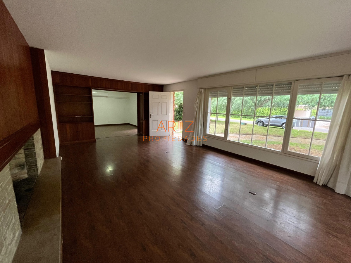 Casa ID.1628 - ALQUILER ANUAL Y VENTA Chalet de 3 dormitorios mas dependencia en zona residencial