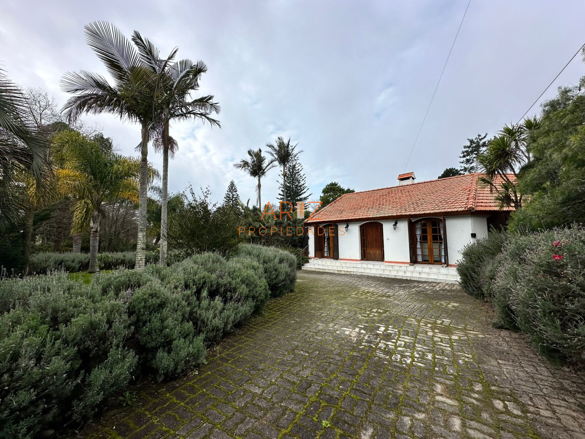 Casa ID.2022 - Vende casa de 4 dormitorios con piscina y gran parque en Golf, Punta del Este