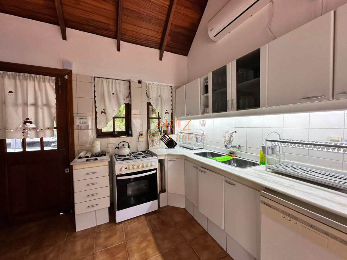 Casa ID.2022 - Vende casa de 4 dormitorios con piscina y gran parque en Golf, Punta del Este