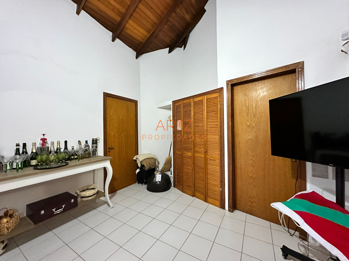 Casa ID.2022 - Vende casa de 4 dormitorios con piscina y gran parque en Golf, Punta del Este