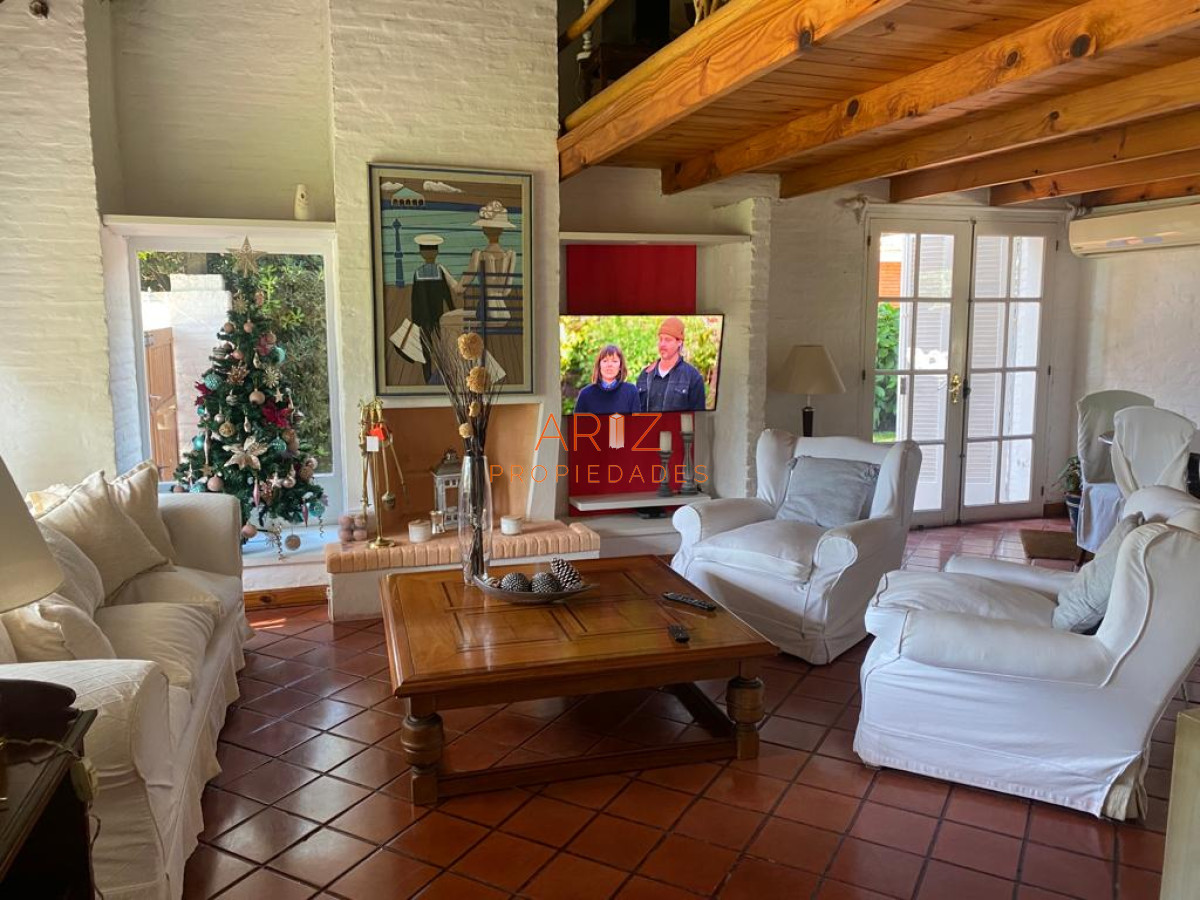Casa ID.1940 - Excelente propiedad en venta en zona tranquila. 3 dormitorios.