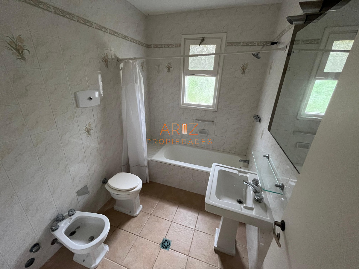 Casa ID.1628 - ALQUILER ANUAL Y VENTA Chalet de 3 dormitorios mas dependencia en zona residencial