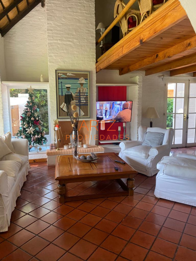 Casa ID.1940 - Excelente propiedad en venta en zona tranquila. 3 dormitorios.