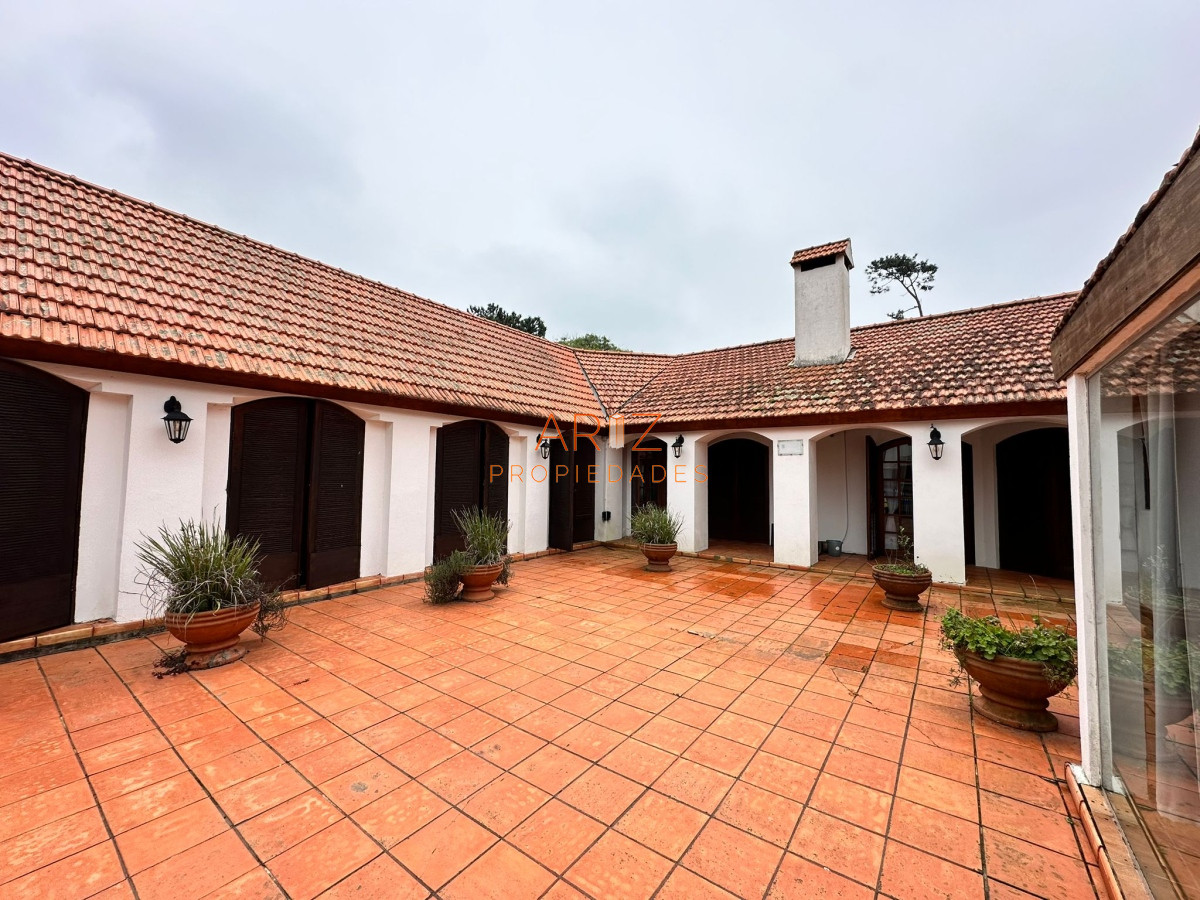 Casa ID.2022 - Vende casa de 4 dormitorios con piscina y gran parque en Golf, Punta del Este