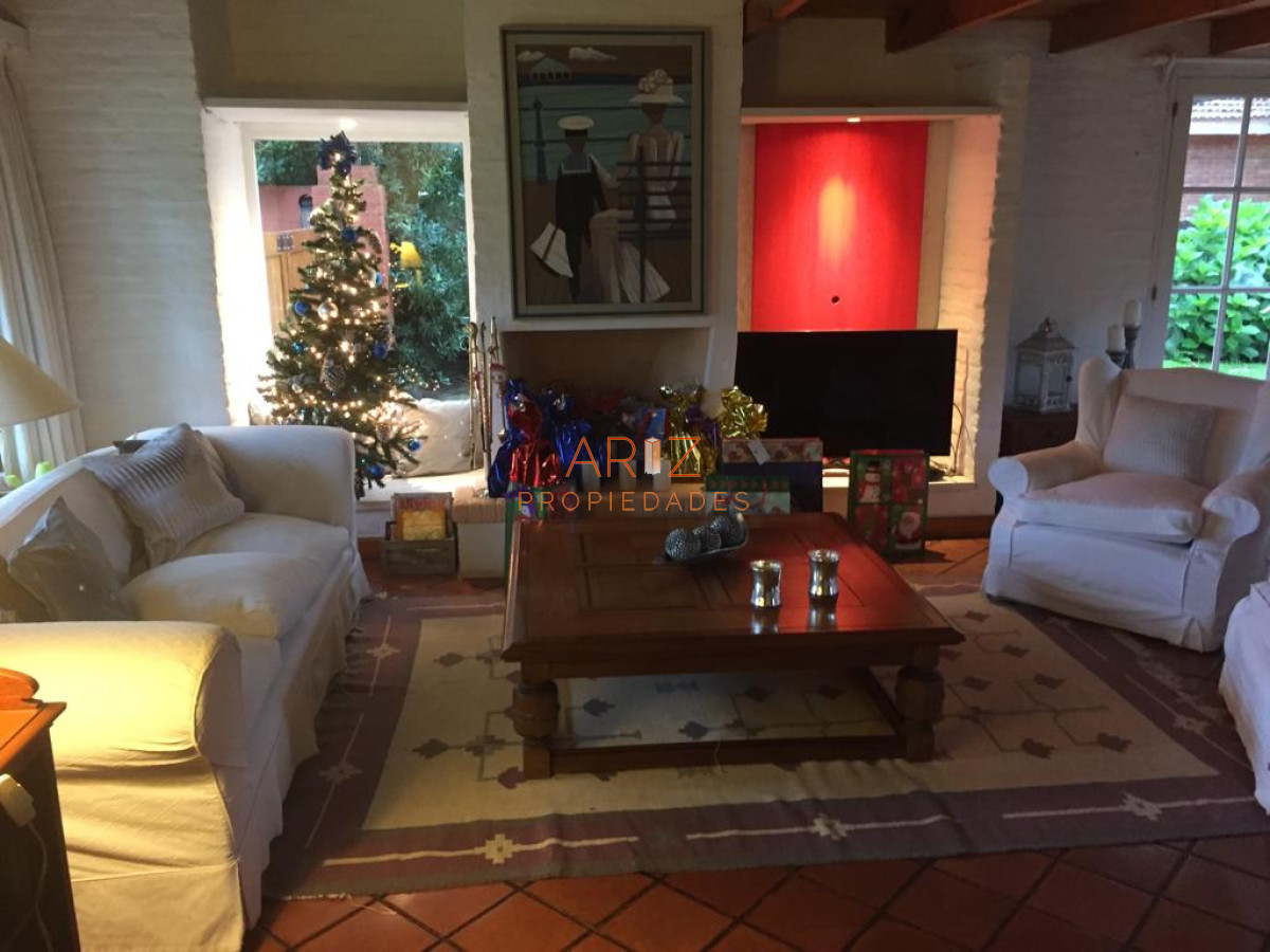 Casa ID.1940 - Excelente propiedad en venta en zona tranquila. 3 dormitorios.