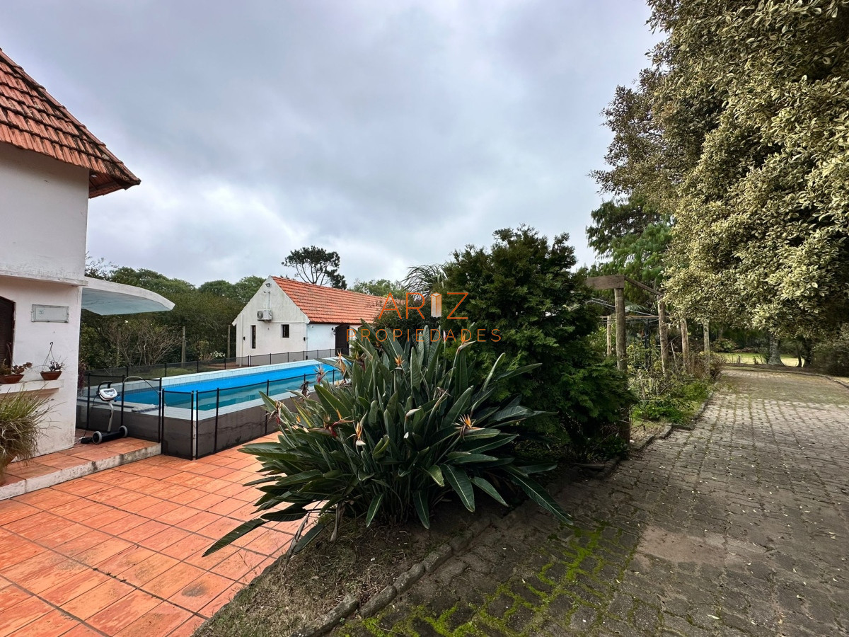 Casa ID.2022 - Vende casa de 4 dormitorios con piscina y gran parque en Golf, Punta del Este