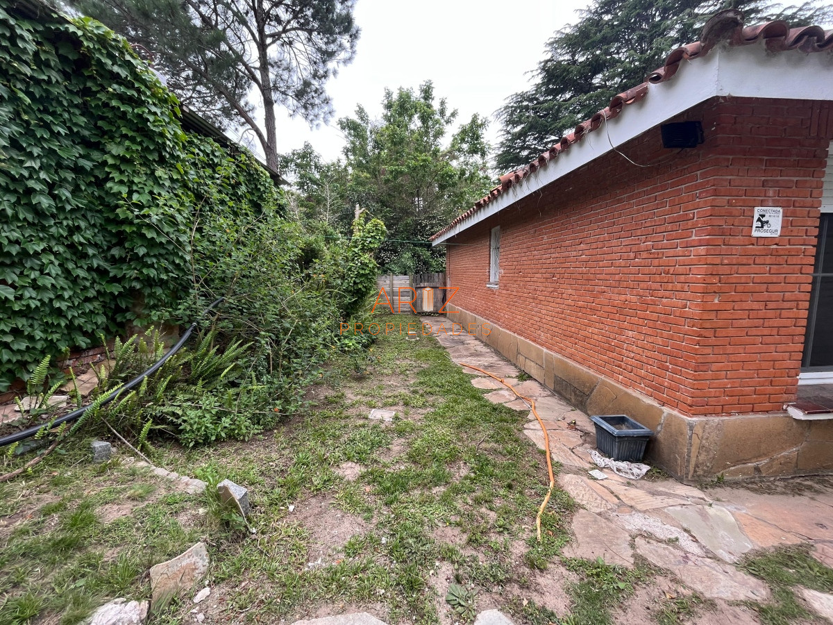 Casa ID.1628 - ALQUILER ANUAL Y VENTA Chalet de 3 dormitorios mas dependencia en zona residencial