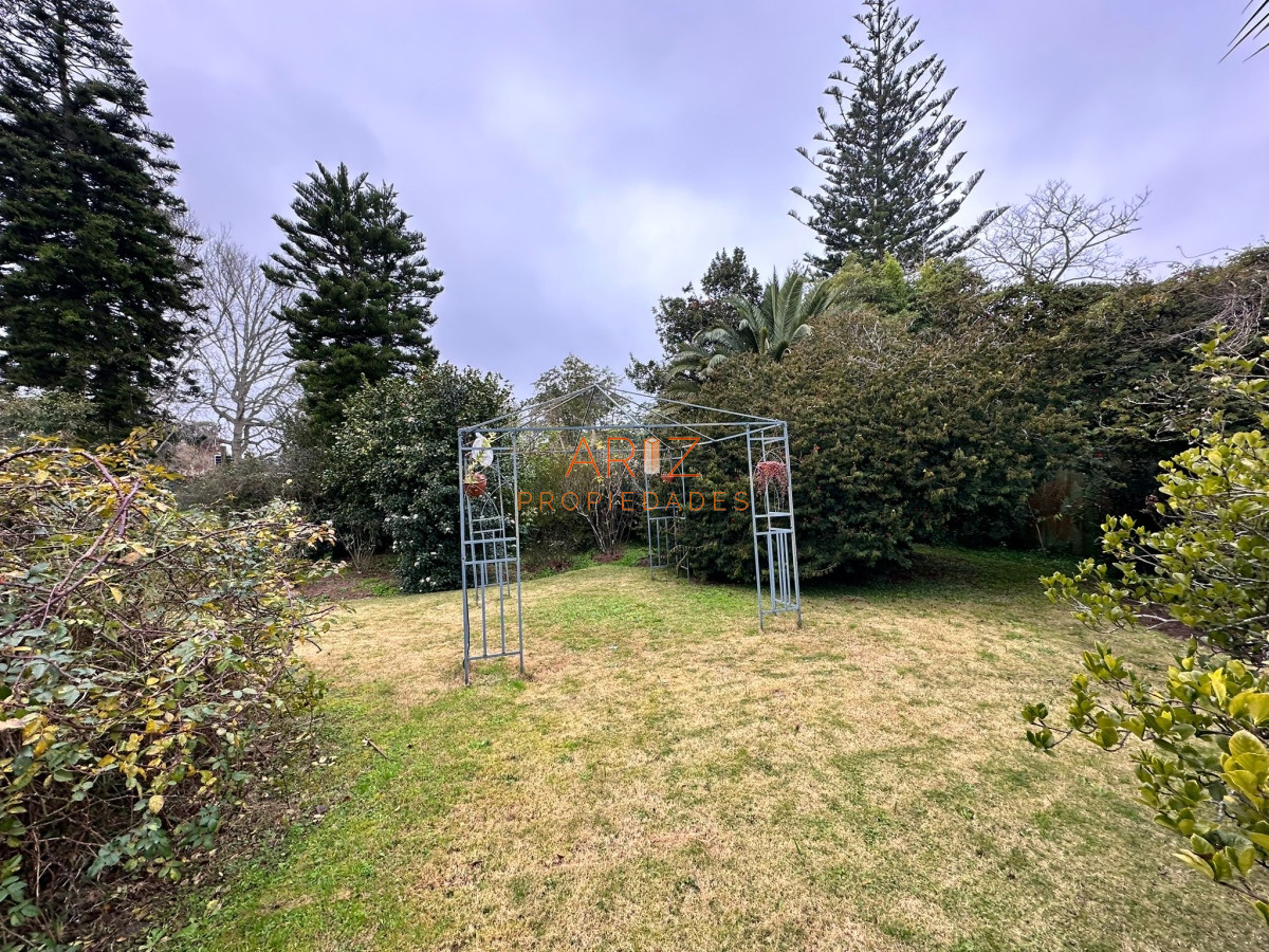 Casa ID.2022 - Vende casa de 4 dormitorios con piscina y gran parque en Golf, Punta del Este